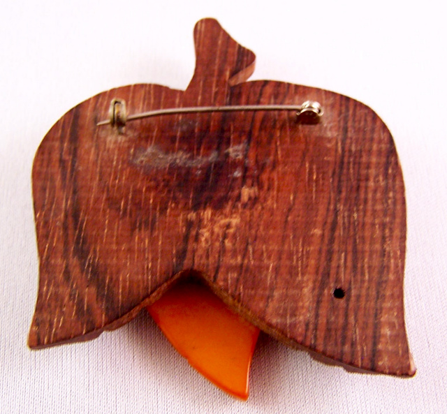 BP34 wood & bakelite leaf pin